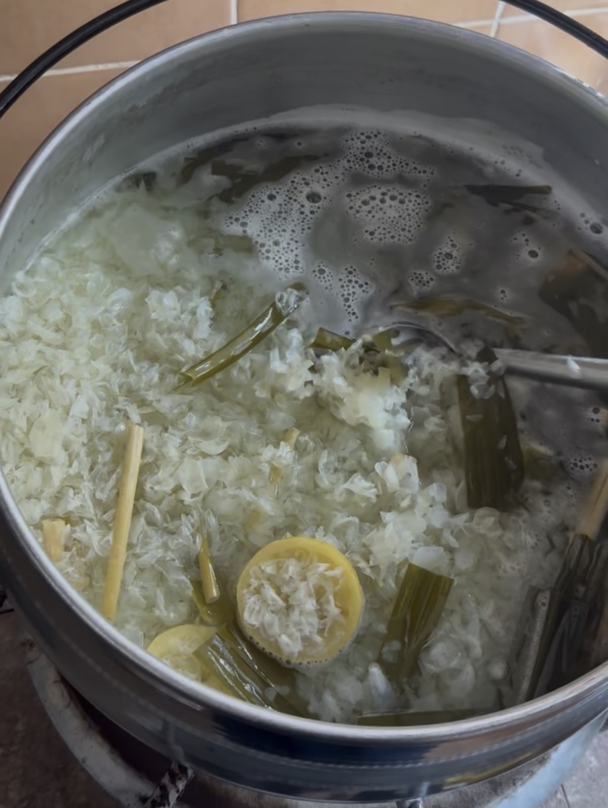 鱼鳞慢火熬煮